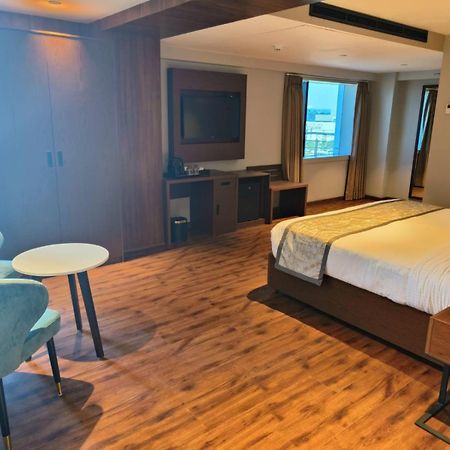 Hotel Ramee International Surat Exterior foto