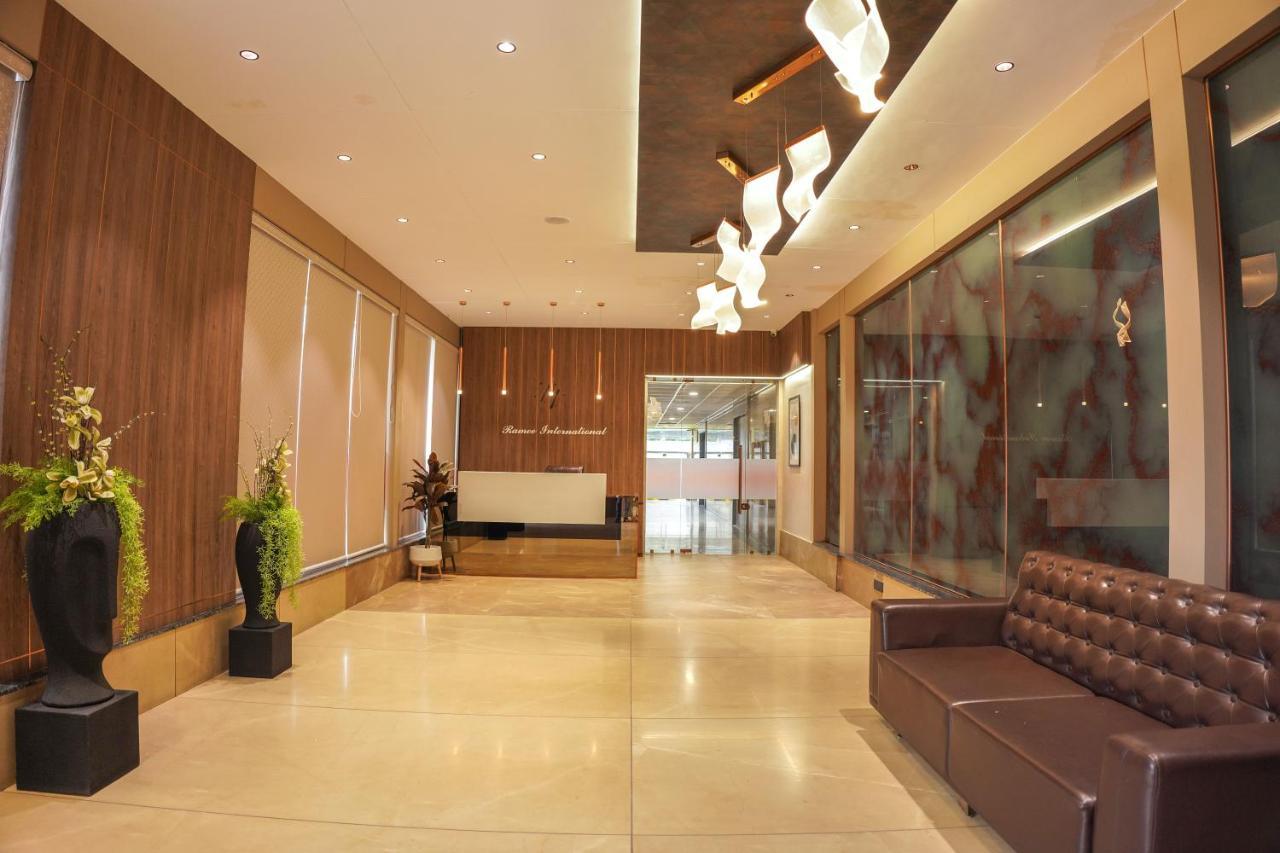 Hotel Ramee International Surat Exterior foto