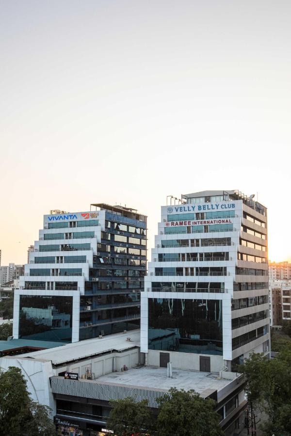 Hotel Ramee International Surat Exterior foto