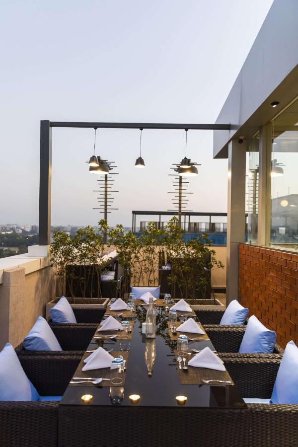 Hotel Ramee International Surat Exterior foto