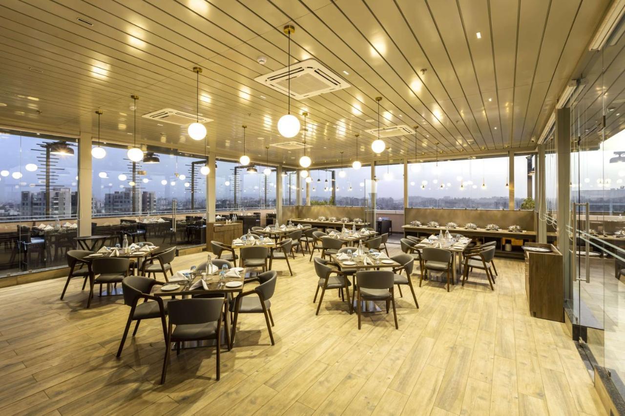 Hotel Ramee International Surat Exterior foto