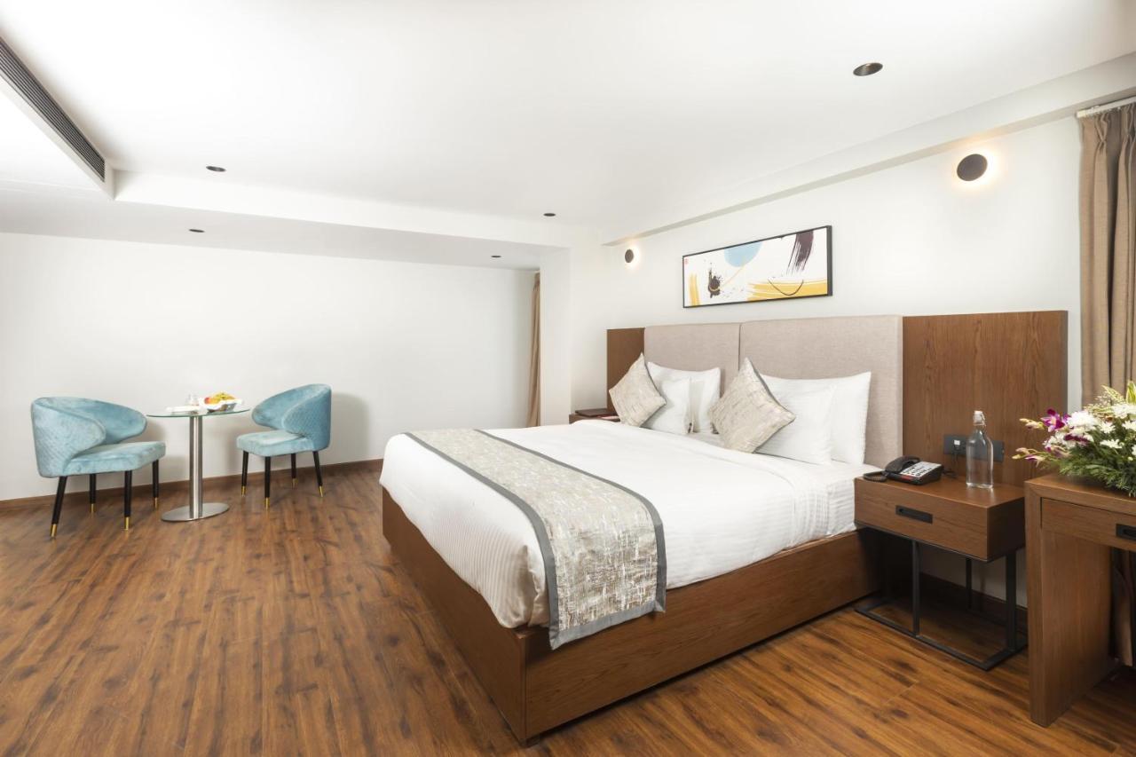 Hotel Ramee International Surat Exterior foto