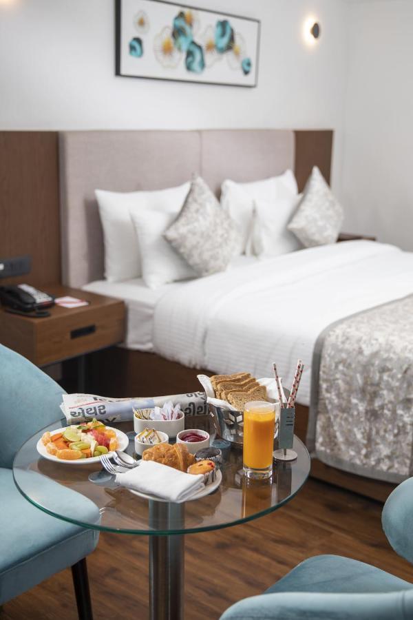 Hotel Ramee International Surat Exterior foto