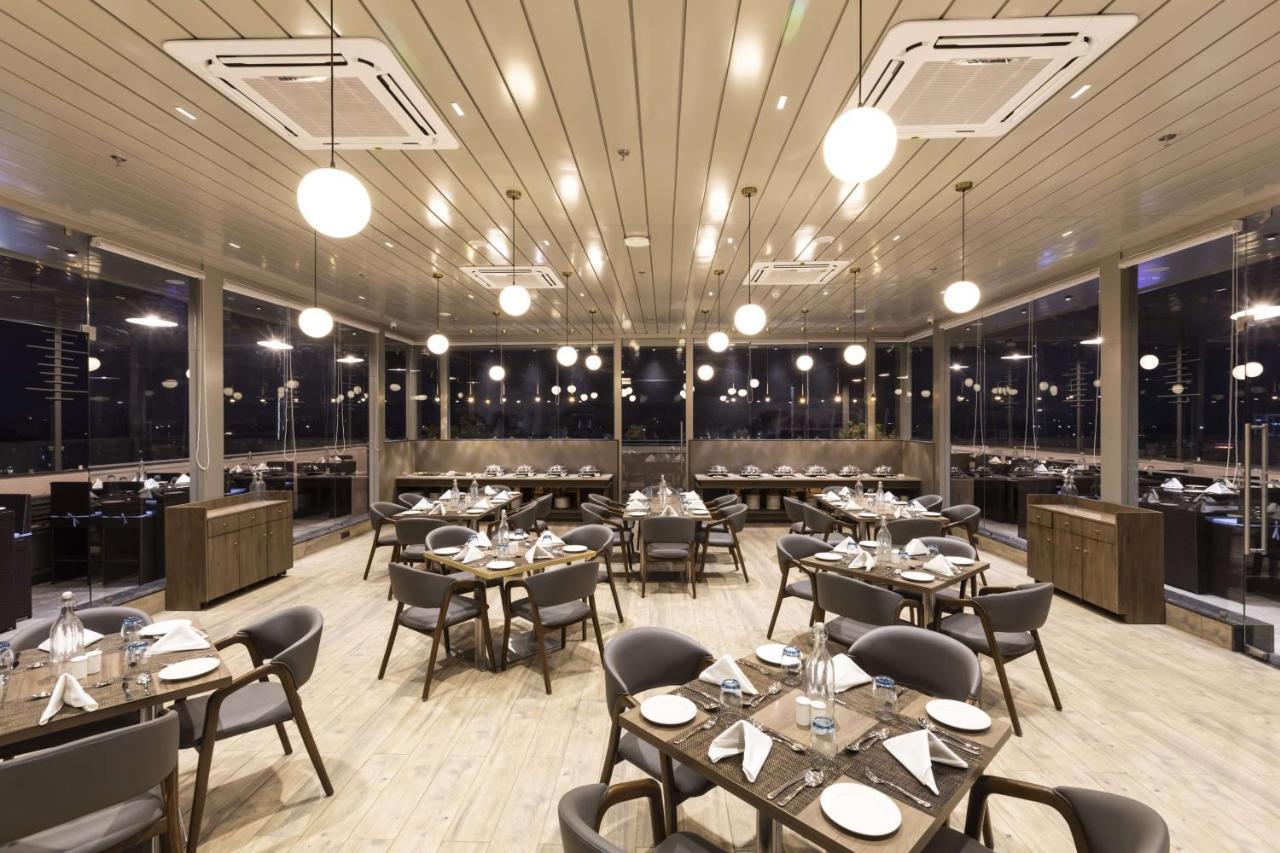 Hotel Ramee International Surat Exterior foto