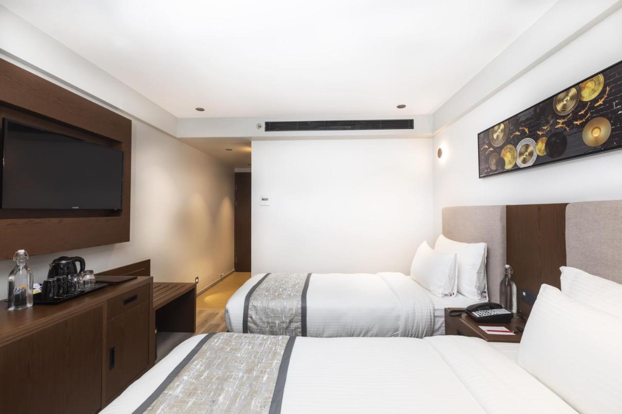 Hotel Ramee International Surat Exterior foto
