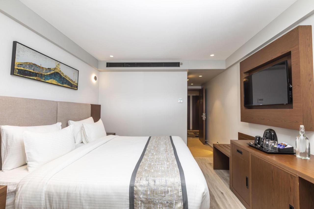 Hotel Ramee International Surat Exterior foto