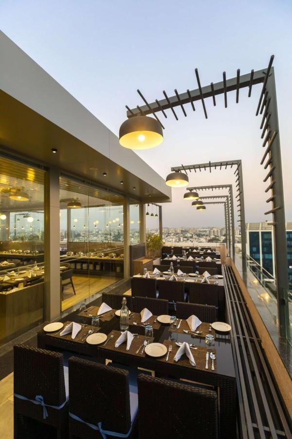 Hotel Ramee International Surat Exterior foto