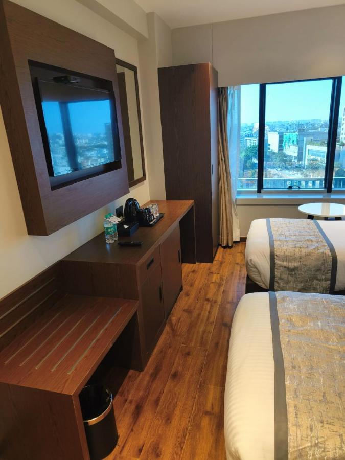 Hotel Ramee International Surat Exterior foto