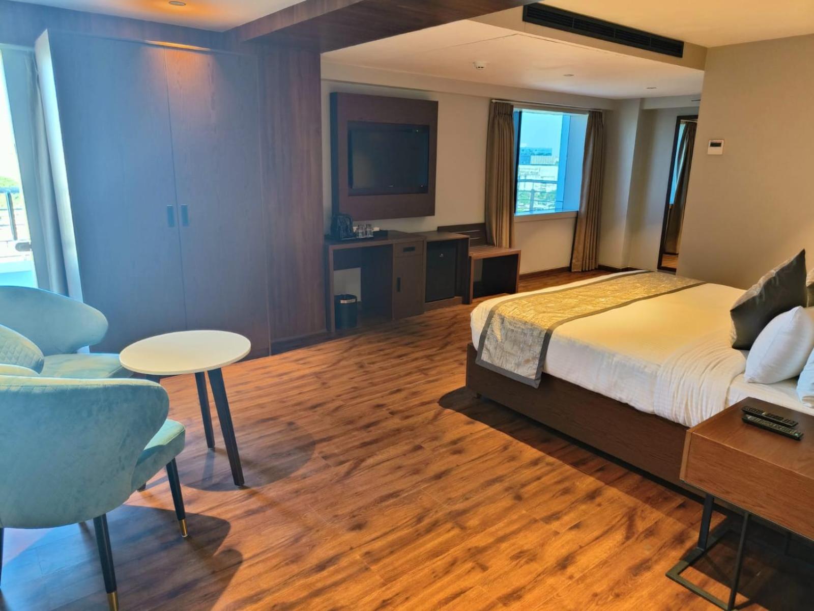 Hotel Ramee International Surat Exterior foto