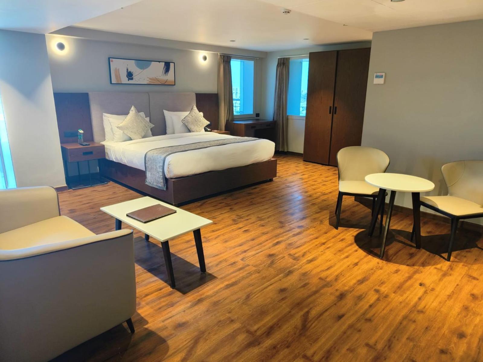 Hotel Ramee International Surat Exterior foto