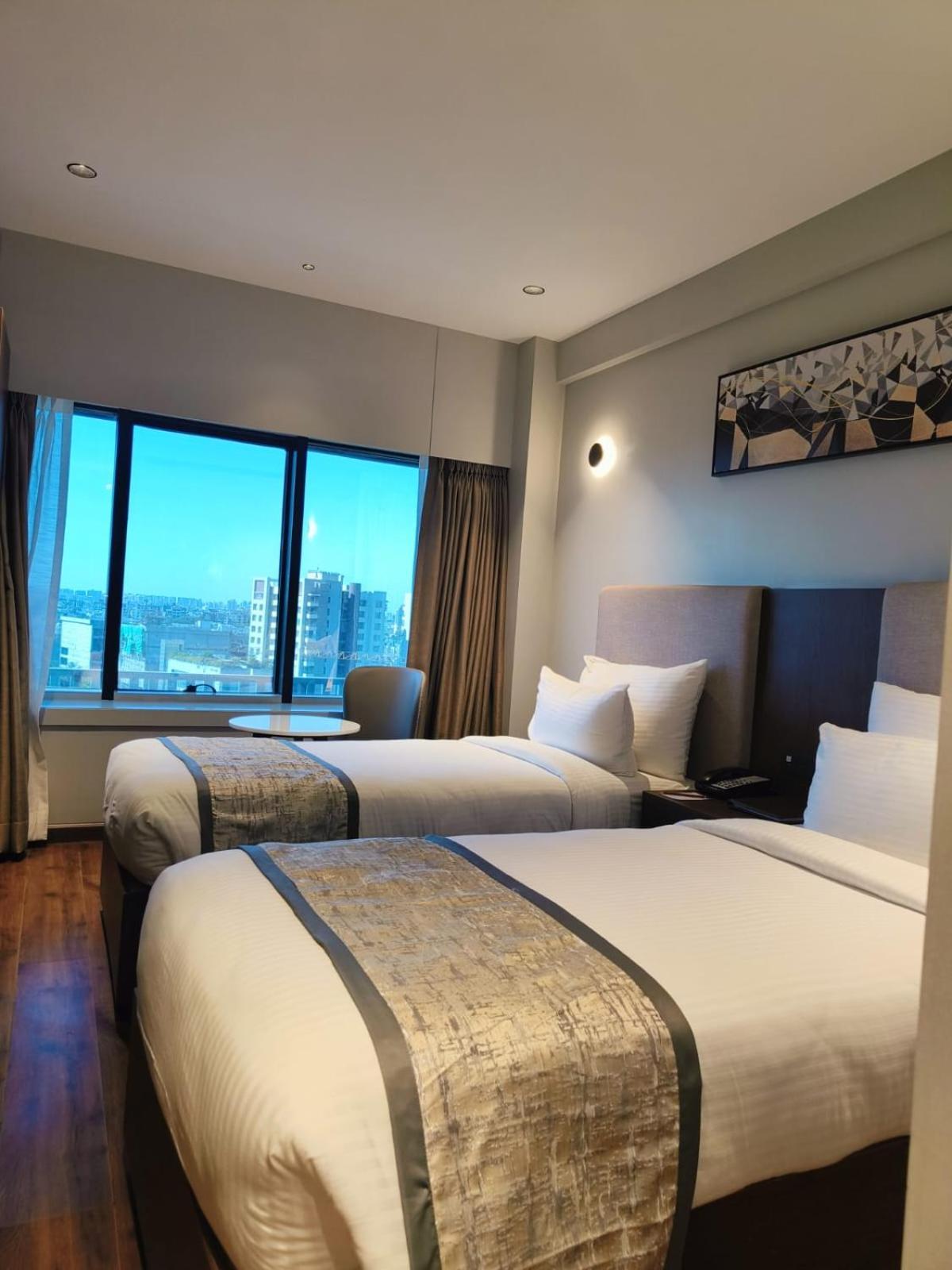 Hotel Ramee International Surat Exterior foto