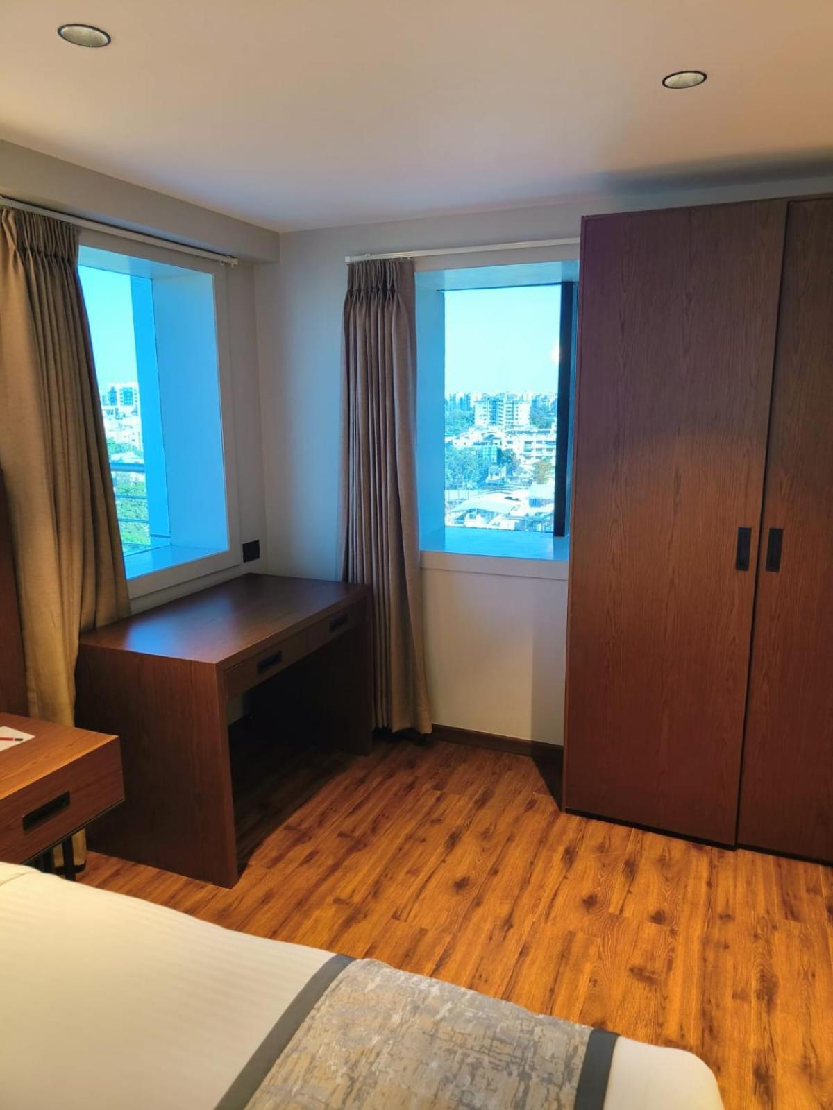 Hotel Ramee International Surat Exterior foto