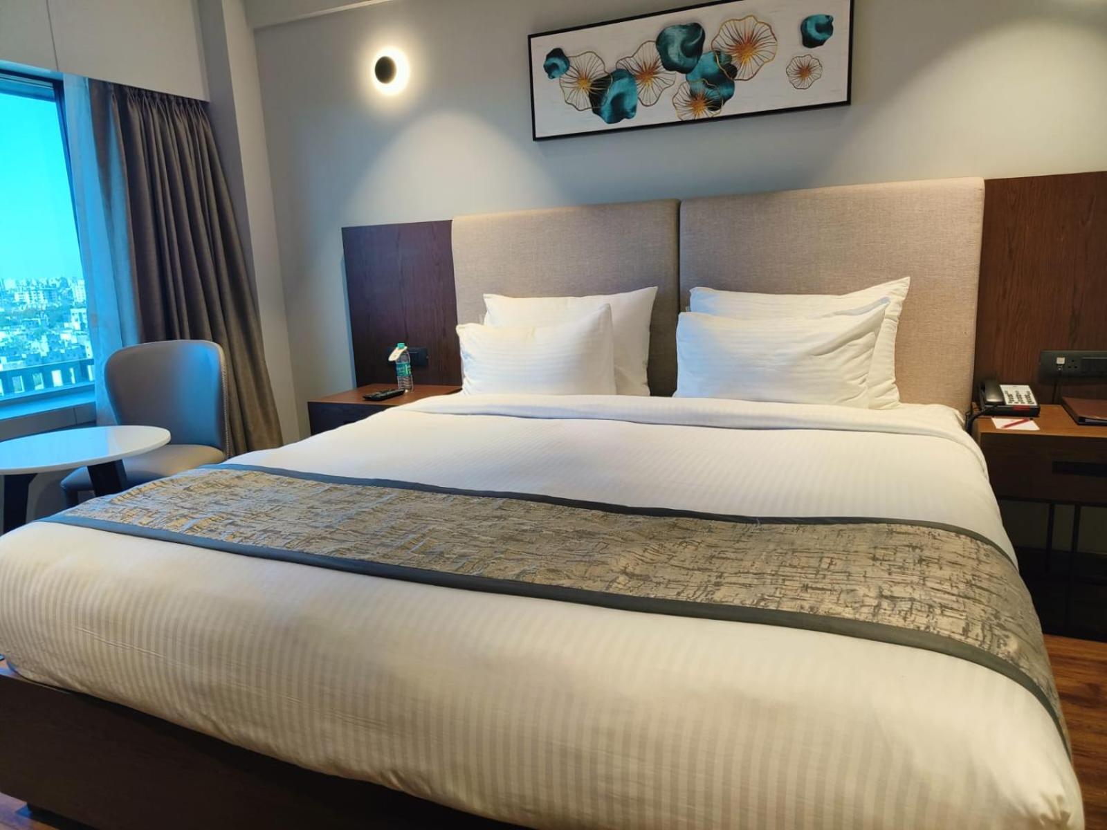 Hotel Ramee International Surat Exterior foto